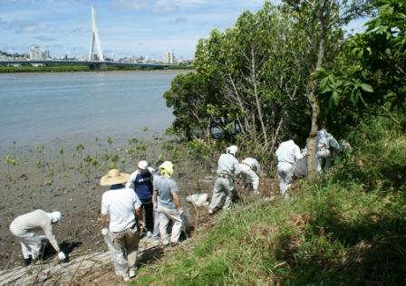 那覇支部 河川愛護月間で国場川清掃